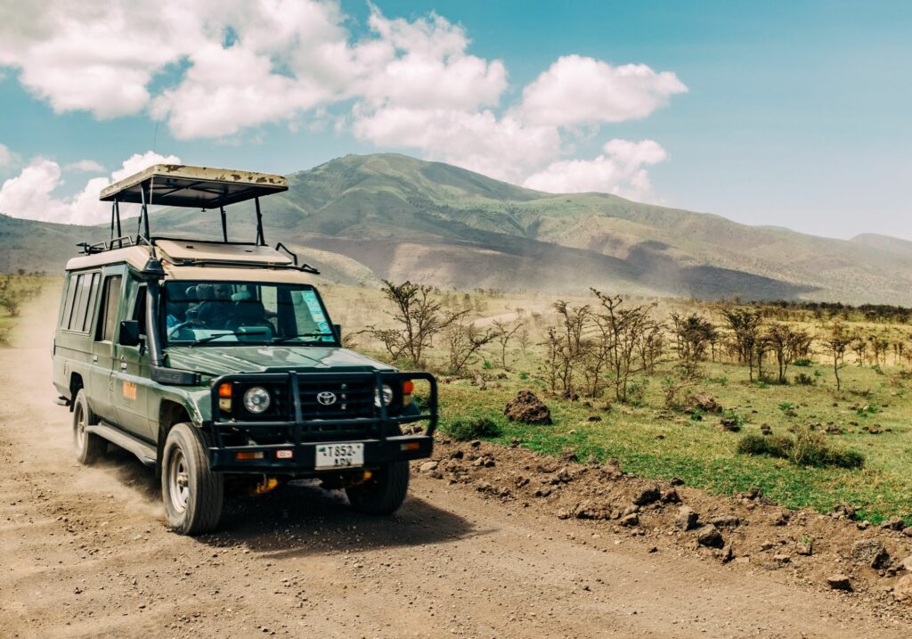 véhicule 4x4 en safari, savane, afrique