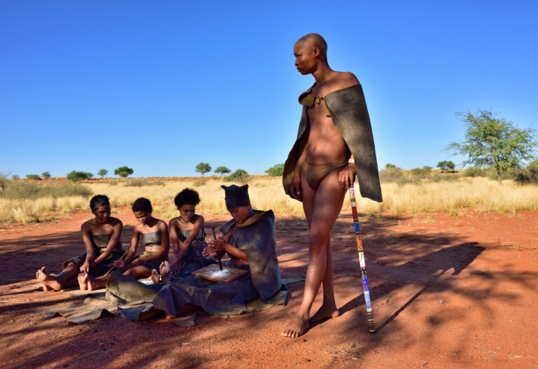 tribu bushmen dans un village du desert du kalahari, namibie